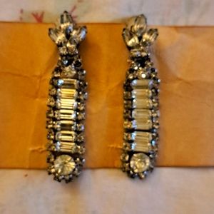Vntg rhinestone dangle clip on earrings.
